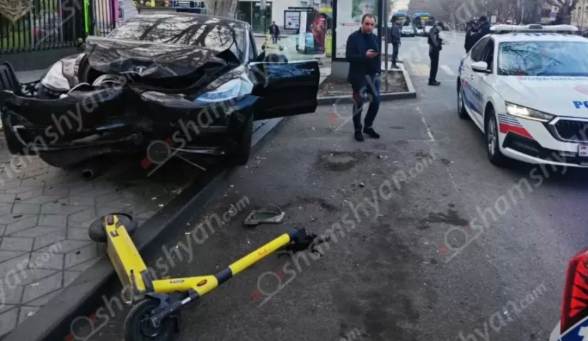 Երևանում ոչ սթափ վարորդը «Tesla»-ով կոտրել է լուսակիրն ու հայտնվել մայթին